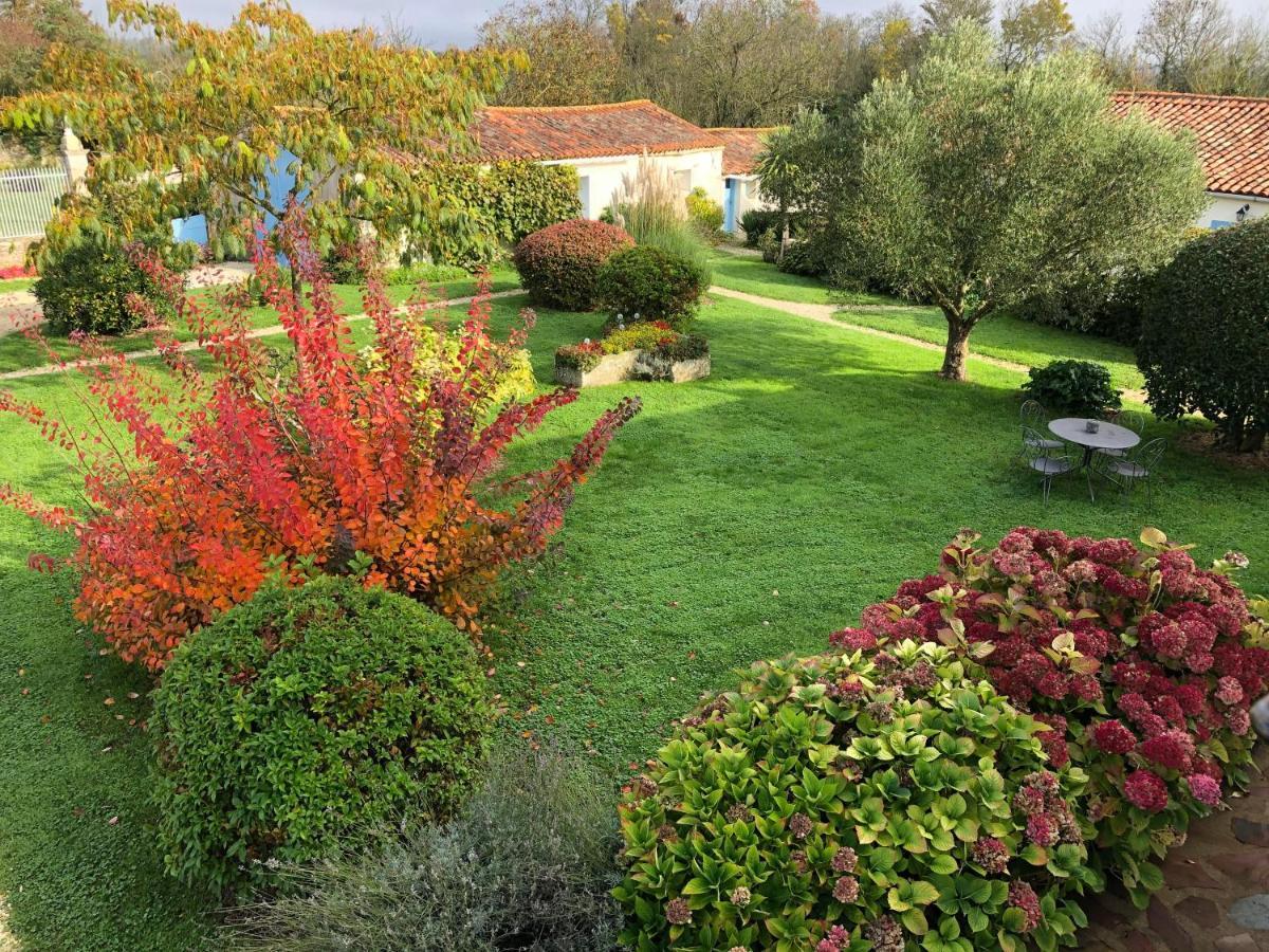 L'Enclos Bleu, Gite - Marais Poitevin Avec Piscine Chauffee Chaille-Les-Marais Exteriör bild