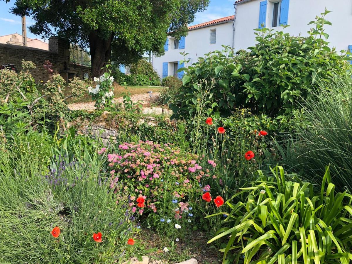 L'Enclos Bleu, Gite - Marais Poitevin Avec Piscine Chauffee Chaille-Les-Marais Exteriör bild