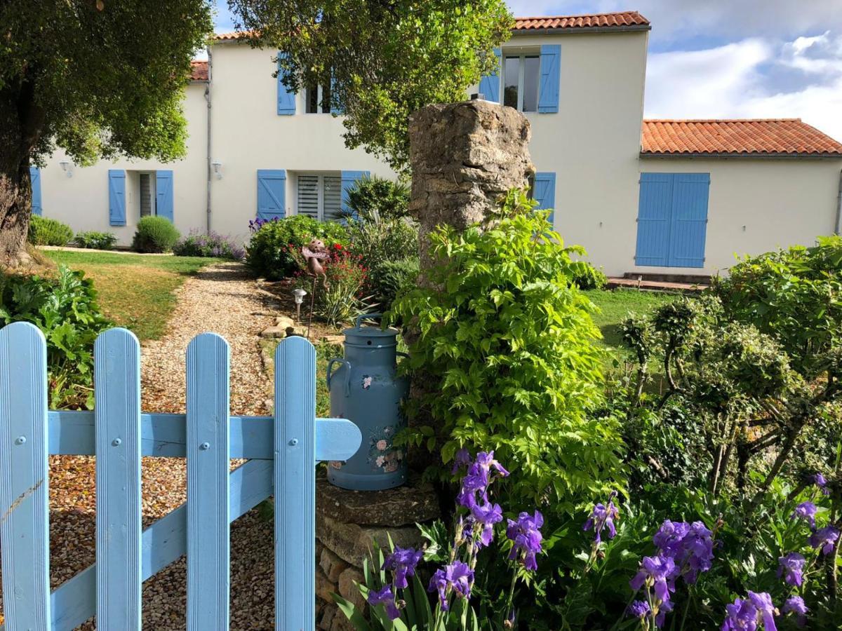 L'Enclos Bleu, Gite - Marais Poitevin Avec Piscine Chauffee Chaille-Les-Marais Exteriör bild