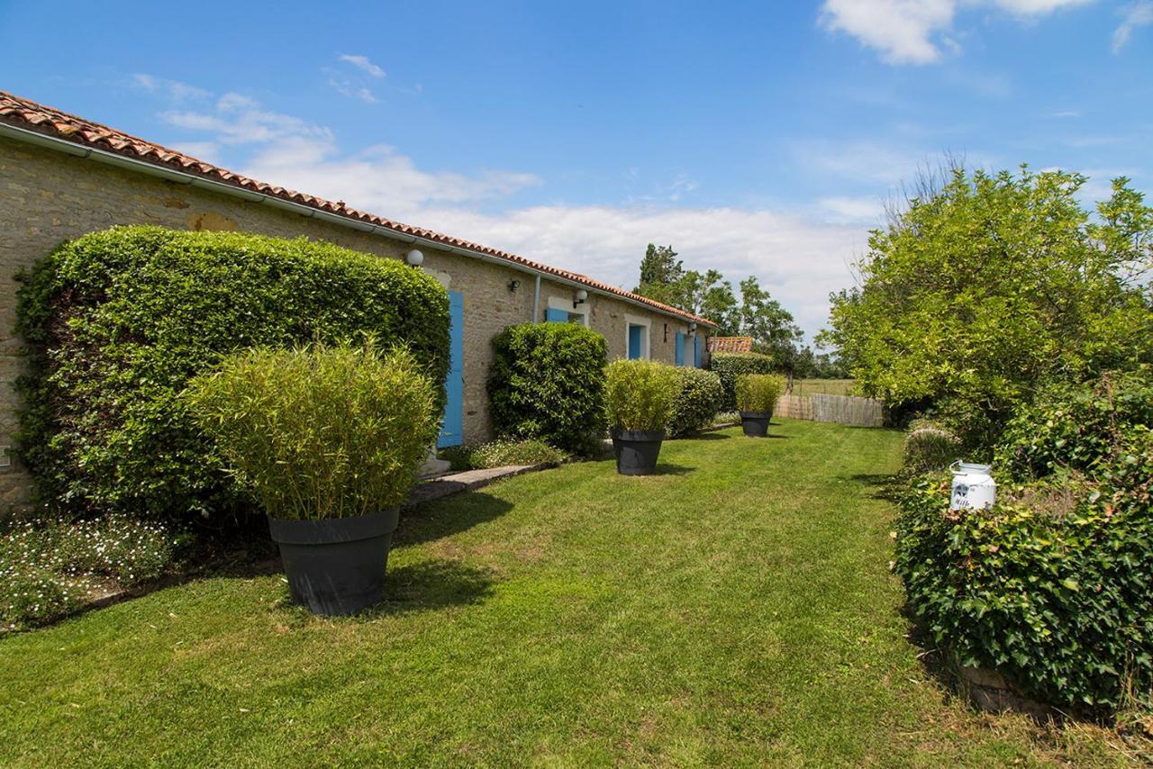 L'Enclos Bleu, Gite - Marais Poitevin Avec Piscine Chauffee Chaille-Les-Marais Exteriör bild