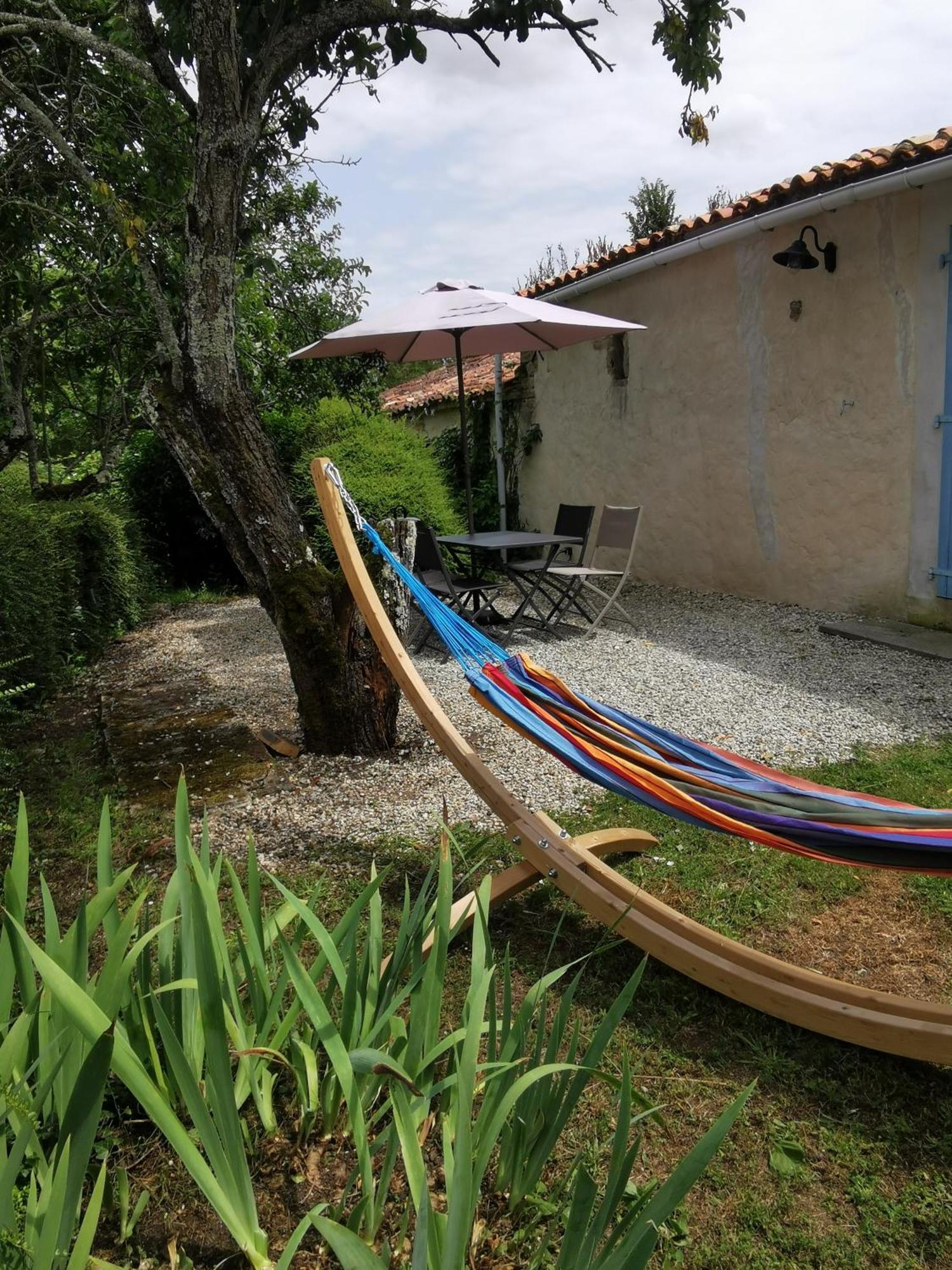 L'Enclos Bleu, Gite - Marais Poitevin Avec Piscine Chauffee Chaille-Les-Marais Exteriör bild