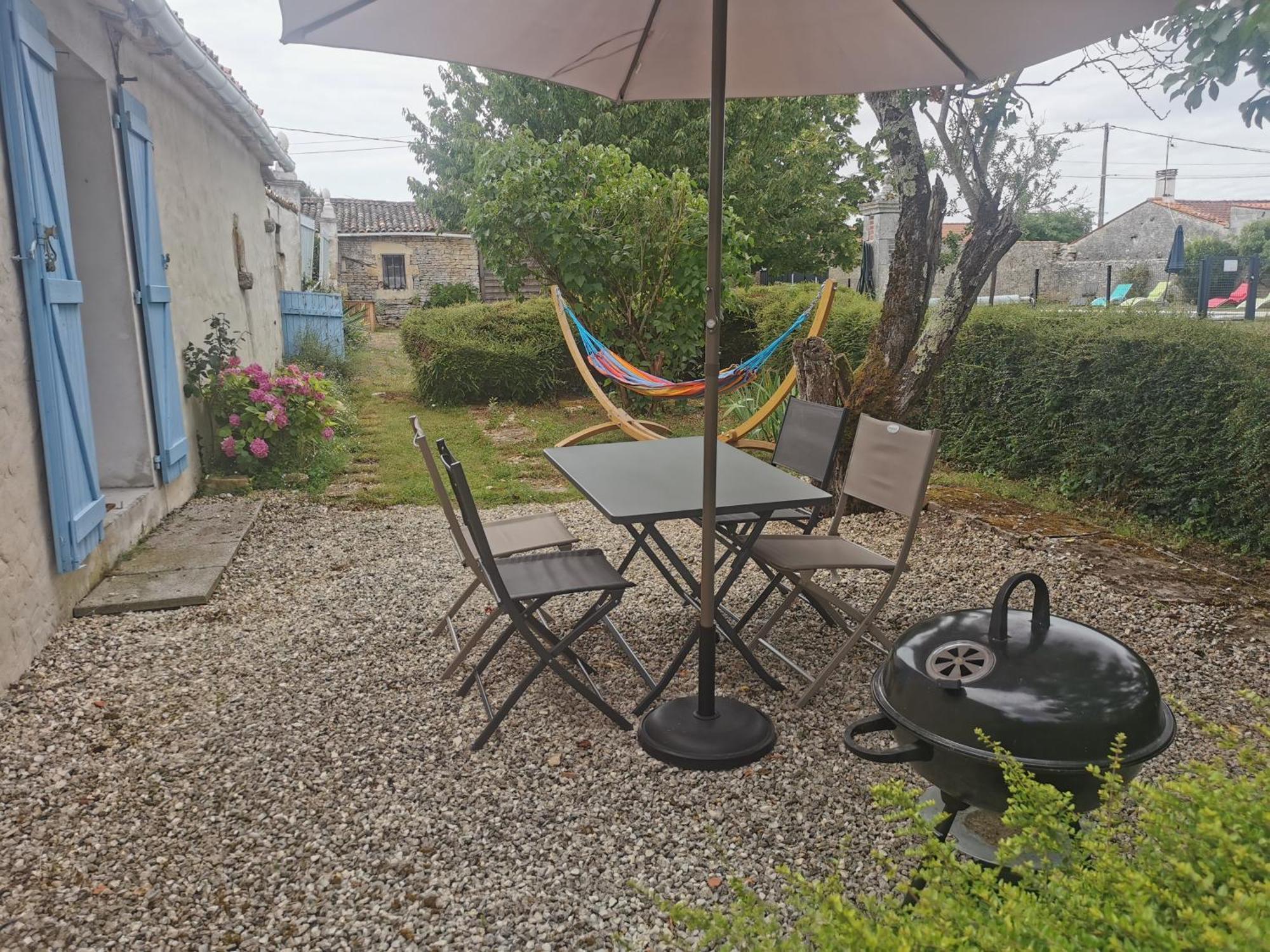 L'Enclos Bleu, Gite - Marais Poitevin Avec Piscine Chauffee Chaille-Les-Marais Exteriör bild