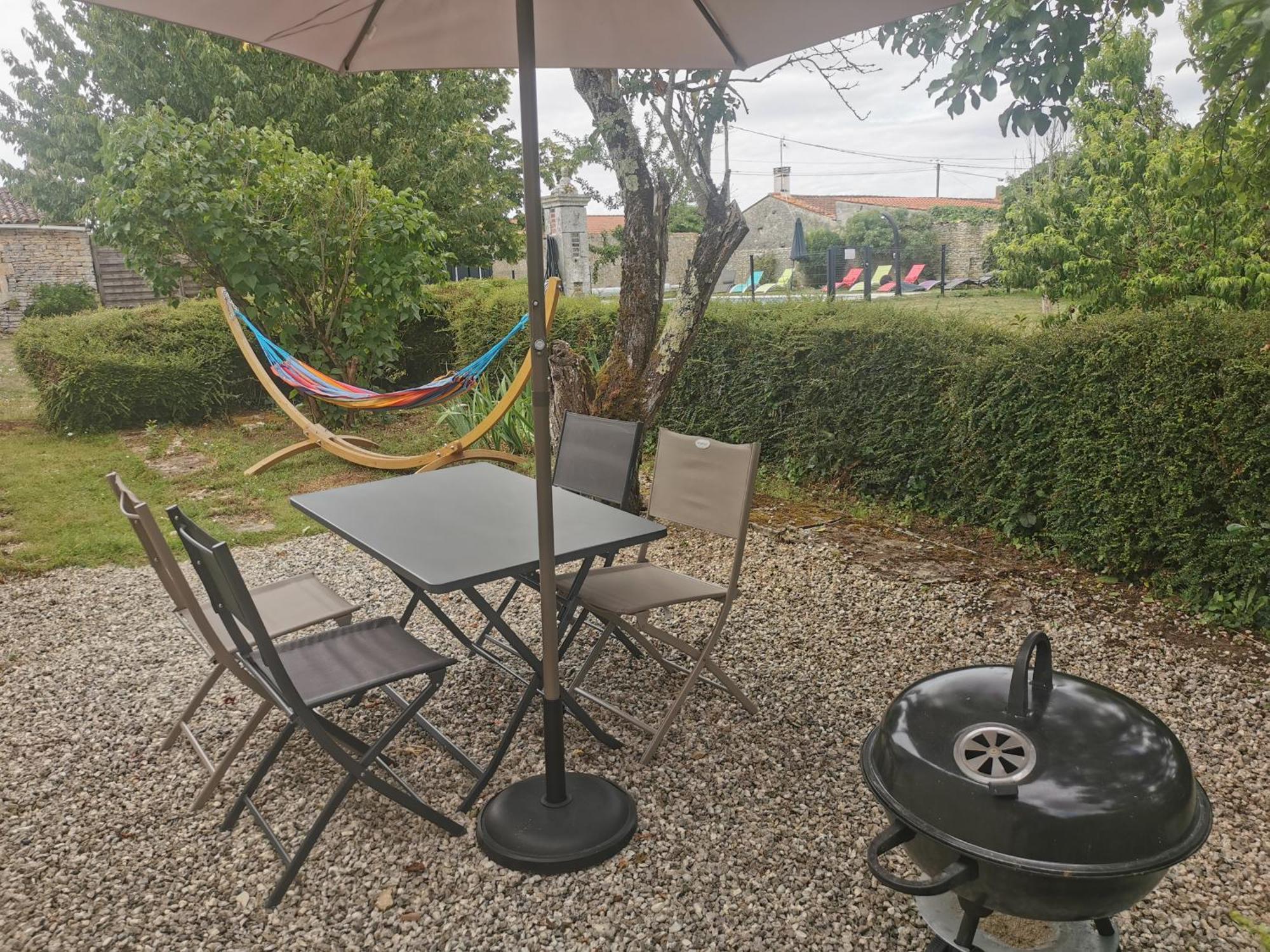 L'Enclos Bleu, Gite - Marais Poitevin Avec Piscine Chauffee Chaille-Les-Marais Exteriör bild