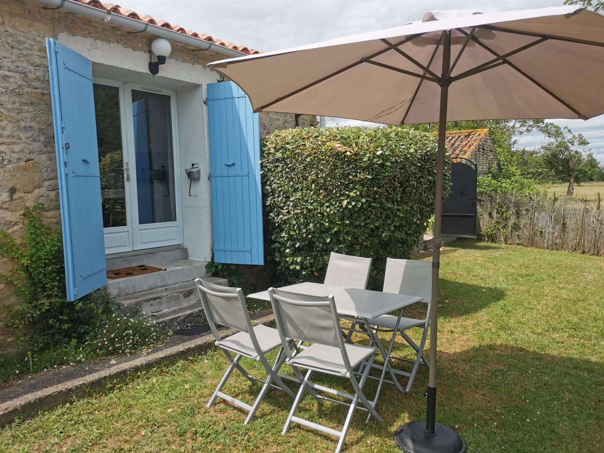L'Enclos Bleu, Gite - Marais Poitevin Avec Piscine Chauffee Chaille-Les-Marais Exteriör bild
