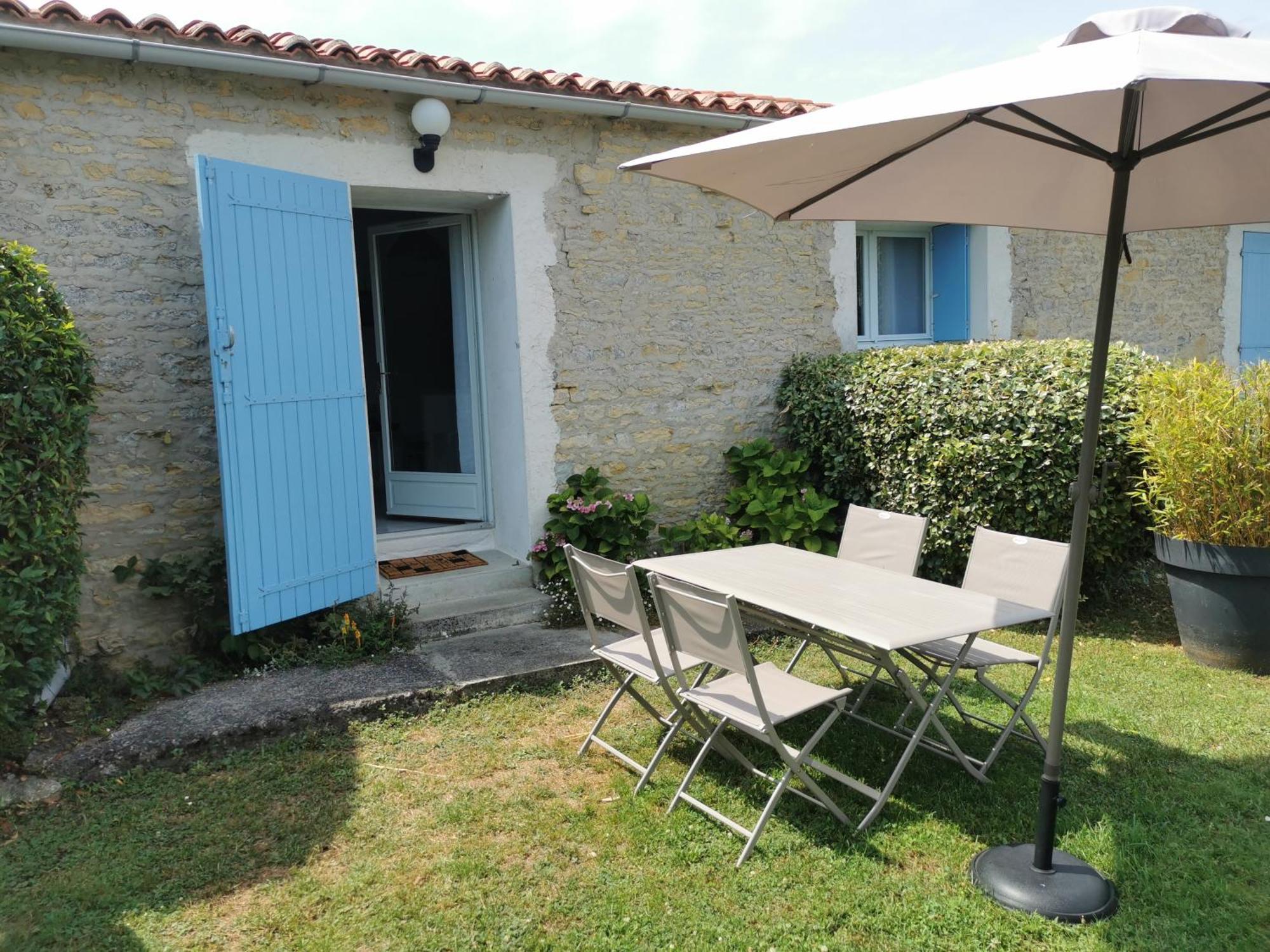L'Enclos Bleu, Gite - Marais Poitevin Avec Piscine Chauffee Chaille-Les-Marais Exteriör bild