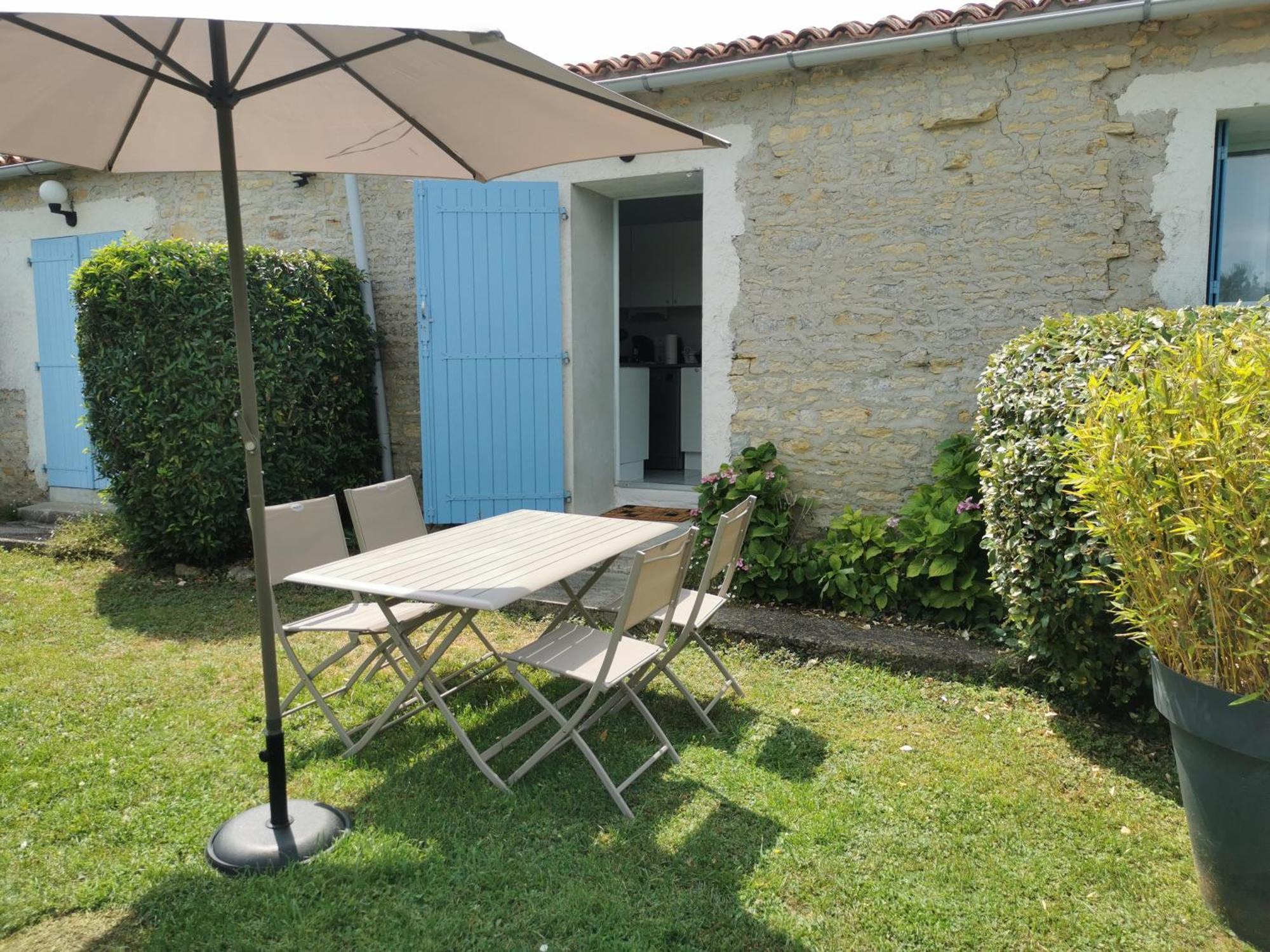 L'Enclos Bleu, Gite - Marais Poitevin Avec Piscine Chauffee Chaille-Les-Marais Exteriör bild