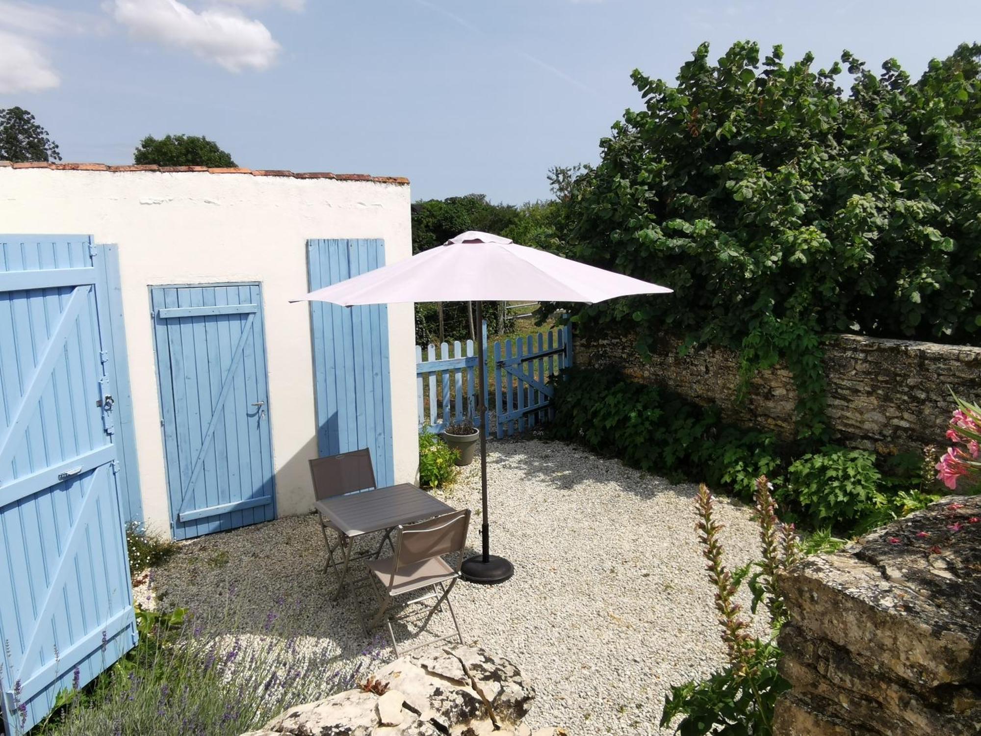 L'Enclos Bleu, Gite - Marais Poitevin Avec Piscine Chauffee Chaille-Les-Marais Exteriör bild