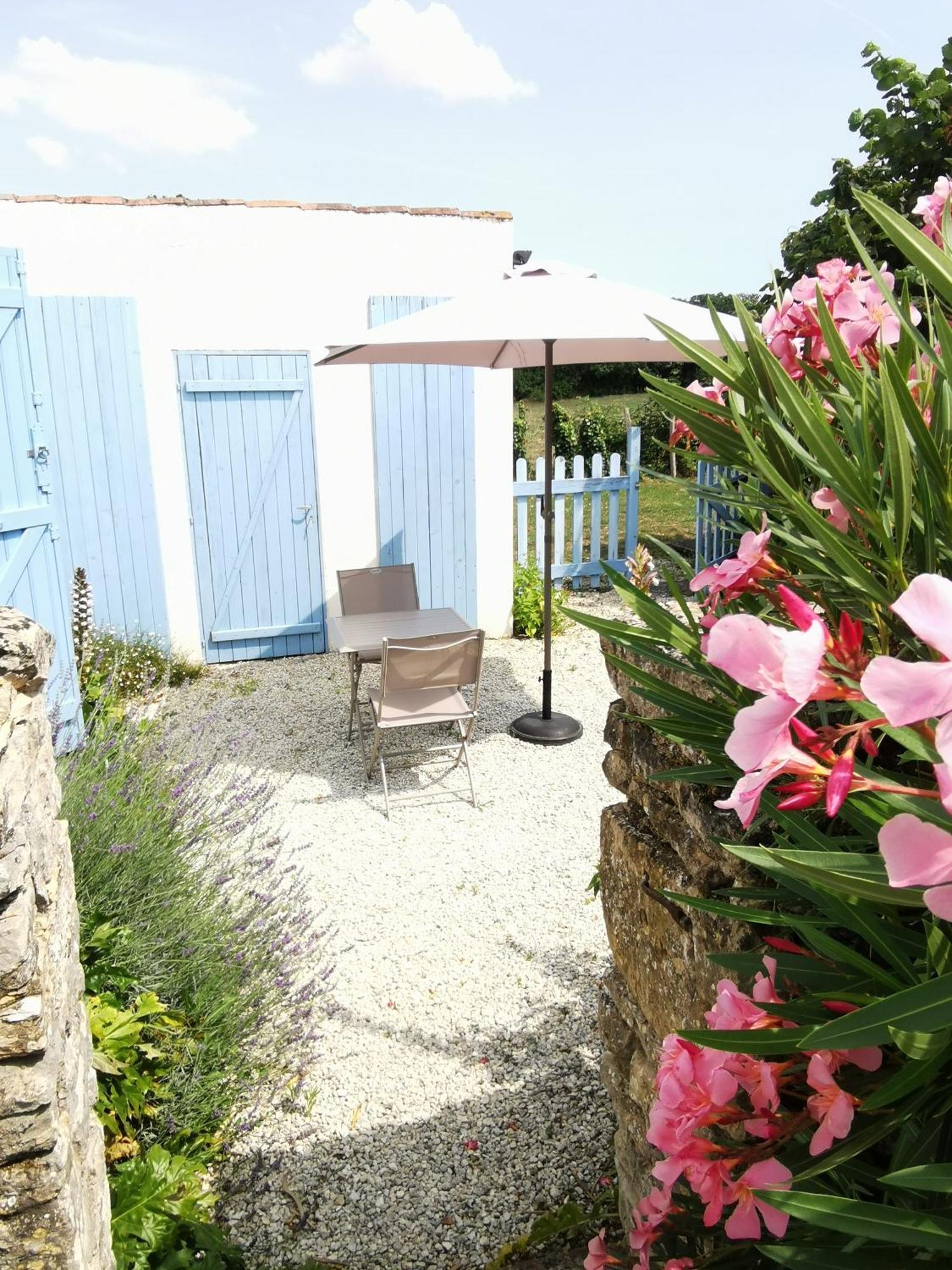 L'Enclos Bleu, Gite - Marais Poitevin Avec Piscine Chauffee Chaille-Les-Marais Exteriör bild